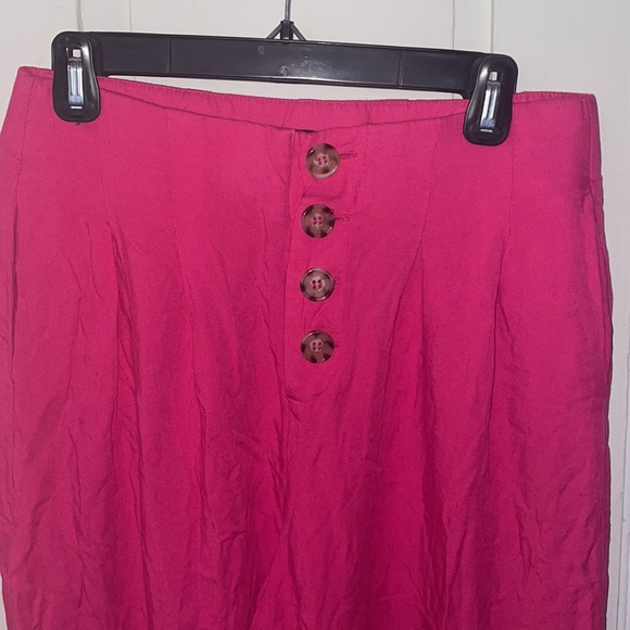 Hot pink wide leg capris with buttons - Picture 2 of 4
